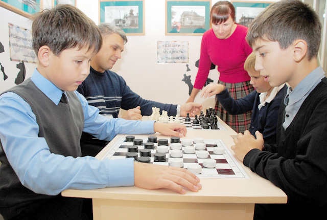 Картинка к материалу: «Слободские гимназисты на переменах играют в шахматы»